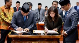 Menteri Pertahanan Prabowo Subianto berpamitan kepada jajaran ketua serta anggota Komisi I DPR RI saat menghadiri rapat bersama di gedung DPR. (Dok. Tim Media Prabowo)

