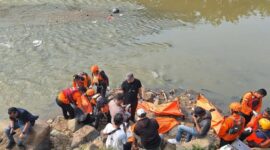 Gabungan mengevakuasi tujuh mayat dari kali Bekasi. (Dok. Basarnas)

