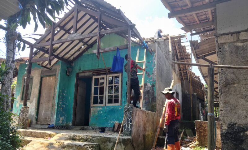 RTLH yang sedang diperbaiki secara bergotongroyong.(Dok.Apakabarbogor/ash)