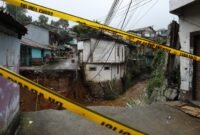 Sejumlah warga beraktivitas di dekat lokasi jembatan yang amblas terdampak banjir bandang di Desa Tugu Selatan, Kecamatan Cisarua, Kabupaten Bogor, Jawa Barat, Senin (3/3/2025). (Dok. BNPB)