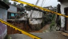 Sejumlah warga beraktivitas di dekat lokasi jembatan yang amblas terdampak banjir bandang di Desa Tugu Selatan, Kecamatan Cisarua, Kabupaten Bogor, Jawa Barat, Senin (3/3/2025). (Dok. BNPB)