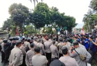 Potret aksi unjuk rasa di desan Istana Bogor. Potret aksi unjuk rasa di desan Istana Bogor. (Dok. Yogi Faisal/JPNN.com)