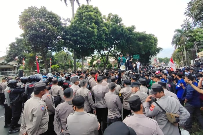 Potret aksi unjuk rasa di desan Istana Bogor. Potret aksi unjuk rasa di desan Istana Bogor. (Dok. Yogi Faisal/JPNN.com)