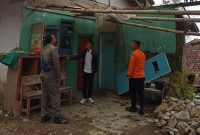 Warga Bogor bergotong royong memperbaiki rumah yang rusak akibat angin kencang pada awal Agustus 2025. (Dok. BPBD Kabupaten Bogor)