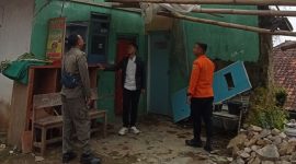 Warga Bogor bergotong royong memperbaiki rumah yang rusak akibat angin kencang pada awal Agustus 2025. (Dok. BPBD Kabupaten Bogor)