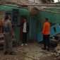 Warga Bogor bergotong royong memperbaiki rumah yang rusak akibat angin kencang pada awal Agustus 2025. (Dok. BPBD Kabupaten Bogor)