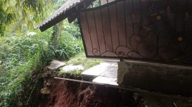 Petugas meninjau dan mendata dampak longsor yang terjadi di Kecamatan Bojonggede, Kabupaten Bogor. (Dok. BPBD Kabupaten Bogor)

