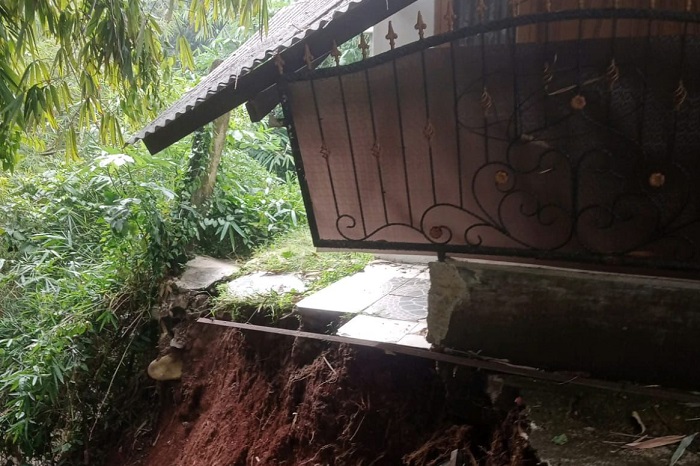 Petugas meninjau dan mendata dampak longsor yang terjadi di Kecamatan Bojonggede, Kabupaten Bogor. (Dok. BPBD Kabupaten Bogor)

