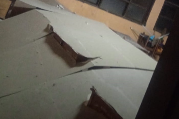 Plafon SDN Kutamaneuh 2 jebol pascagempa Bekasi, untungnya tidak ada aktivitas belajar saat kejadian. (Dok. BNPB)

