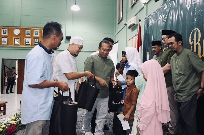 PT Antam Tbk Unit Bisnis Pertambangan Emas (UBPE) Pongkor menggelar buka puasa bersama serta memberikan santunan kepada anak-anak yatim. (Dok. PT Antam)