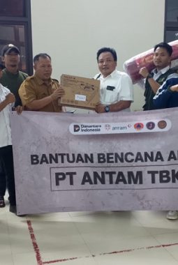 Korban Bencana Banjir di Kecamatan Cigudeg dan Jasinga Dibantu PT Antam UPBE Pongkor