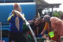 Petugas Dinsos Kabupaten Bogor bersama LAZ Rabbani mendistribusikan air bersih kepada warga terdampak kekeringan di enam kecamatan sebagai upaya memenuhi kebutuhan dasar masyarakat selama musim kemarau. (Dok. Dinsos Kabupaten Bogor)
