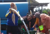 Petugas Dinsos Kabupaten Bogor bersama LAZ Rabbani mendistribusikan air bersih kepada warga terdampak kekeringan di enam kecamatan sebagai upaya memenuhi kebutuhan dasar masyarakat selama musim kemarau. (Dok. Dinsos Kabupaten Bogor)
