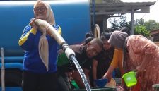 Petugas Dinsos Kabupaten Bogor bersama LAZ Rabbani mendistribusikan air bersih kepada warga terdampak kekeringan di enam kecamatan sebagai upaya memenuhi kebutuhan dasar masyarakat selama musim kemarau. (Dok. Dinsos Kabupaten Bogor)
