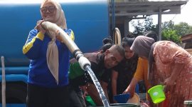Petugas Dinsos Kabupaten Bogor bersama LAZ Rabbani mendistribusikan air bersih kepada warga terdampak kekeringan di enam kecamatan sebagai upaya memenuhi kebutuhan dasar masyarakat selama musim kemarau. (Dok. Dinsos Kabupaten Bogor)
